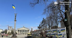 У Тернополі комунальники оновлюють конструкцію Алеї памʼяті «Незламні»