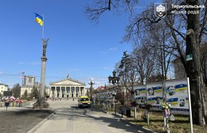 У Тернополі комунальники оновлюють конструкцію Алеї памʼяті «Незламні»