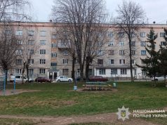 У Тернополі з вікна другого поверху випала півторарічна дитина: поліцейські встановлюють обставини