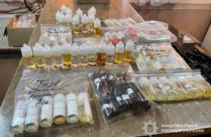 Поліцейські Тернопільщини викрили групу осіб, які реалізовували по всій Україні рідини для вейпів сумнівної якості