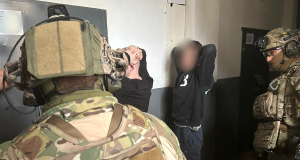 На Тернопільщині за організацію бізнесу з продажу наркотиків в СІЗО та встановлення злочинного впливу перед судом постануть четверо осіб