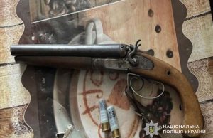 У жителя Васильковецької громади поліцейські Гусятина вилучили чотири одиниці зброї