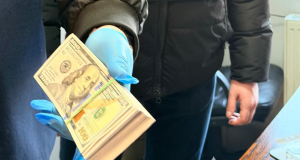 У Тернополі поліцейські затримали чоловіка, який за 17 тисяч доларів обіцяв “допомогти” уникнути мобілізації