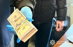 У Тернополі поліцейські затримали чоловіка, який за 17 тисяч доларів обіцяв “допомогти” уникнути мобілізації