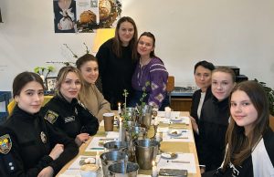 Підтримка, що надихає: для поліцейських Тернопільської області провели майстер-клас із розпису писанок
