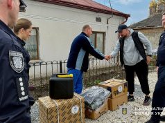 Поліцейські та волонтери підтримали родину ветерана війни з Підволочиської громади
