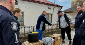 Поліцейські та волонтери підтримали родину ветерана війни з Підволочиської громади