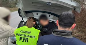 Обіцяв «вирішити» питання з ТЦК: у Тернополі оперативники поліції затримали місцевого жителя під час отримання неправомірної вигоди