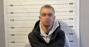 Нічні напади та погрози: на Тернопільщині 18-річний юнак організував групу для вимагання грошей