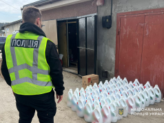 Фальсифікату на понад півтора мільйона гривень: поліцейські Тернопільщини викрили групу, яка налагодила підпільне виробництво підробленого прального порошку