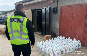 Фальсифікату на понад півтора мільйона гривень: поліцейські Тернопільщини викрили групу, яка налагодила підпільне виробництво підробленого прального порошку