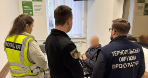 Поліцейські Тернополя викрили 60-річного чоловіка у злочинах сексуального характеру проти неповнолітнього: фігуранту повідомили про підозру