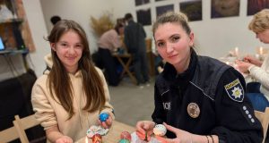 Традиція, що єднає: на Чортківщині поліцейські організували майстер-клас із розпису писанок для родин захисників