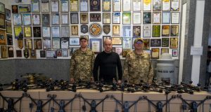 Сергій Надал передав бійцям 105 ОБрТрО 100 13-дюймових FPV-дронів