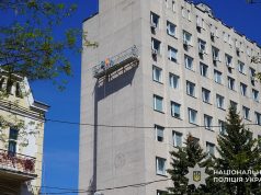 На стіні адмінбудівлі поліції Тернопільщини створюють патріотичний мурал, присвячений українським захисникам