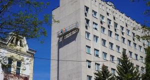 На стіні адмінбудівлі поліції Тернопільщини створюють патріотичний мурал, присвячений українським захисникам