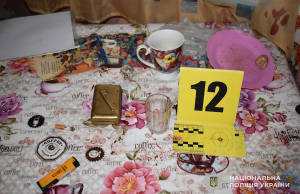 На Тернопільщині під час застілля чоловік завдав гостю понад 10 ножових поранень: слідчі поліції затримали фігуранта