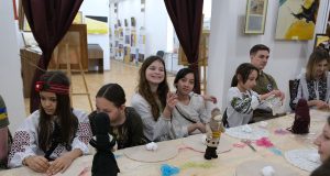 Рушник єдності: на Тернопільщині поліцейські, ветерани війни та діти вишили символ стійкості й єднання