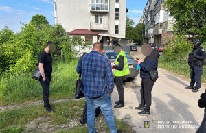 Тернопільські поліцейські затримали іноземця за незаконне зберігання вибухових пристроїв та бойових припасів