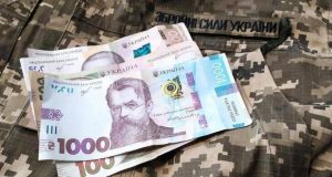 По 10 000 грн допомоги на спорядження отримають ще 62 військових з Тернополя