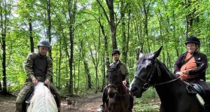 Допомога на шляху до одужання: у Тернополі поранені поліцейські та військові взяли участь у заняттях з кінної терапії