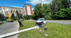 У Тернополі легковик врізався в електроопору: водія госпіталізували