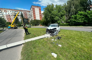 У Тернополі легковик врізався в електроопору: водія госпіталізували