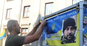 «Голоси, що чекають»: на Алеї Надії в Тернополі відбулася акція єднання і підтримки