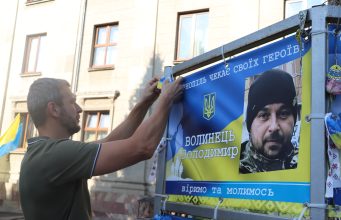 «Голоси, що чекають»: на Алеї Надії в Тернополі відбулася акція єднання і підтримки