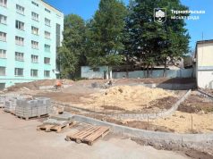 Біля дитячої поліклініки у Тернополі облаштовують інклюзивний майданчик в рамках проєкту «Громадський бюджет-2026»