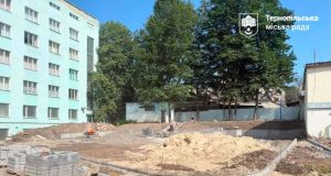 Біля дитячої поліклініки у Тернополі облаштовують інклюзивний майданчик в рамках проєкту «Громадський бюджет-2026»