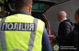 Слідчі тернопільської поліції оголосили підозру трьом особам за вирощування, виготовлення та збут канабісу