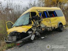 На Тернопільщині внаслідок зіткнення легкового автомобіля з рейсовим автобусом загинула людина, кількість травмованих зросла до 14 осіб