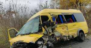 На Тернопільщині внаслідок зіткнення легкового автомобіля з рейсовим автобусом загинула людина, кількість травмованих зросла до 14 осіб