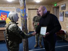 Під час поїздки на фронт Сергій Надал вручив військовослужбовиці сертифікат на квартиру