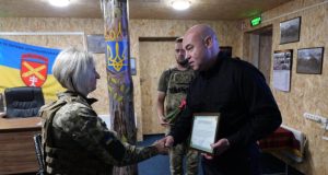 Під час поїздки на фронт Сергій Надал вручив військовослужбовиці сертифікат на квартиру