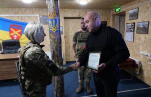 Під час поїздки на фронт Сергій Надал вручив військовослужбовиці сертифікат на квартиру