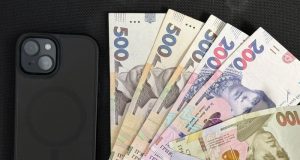 Шахрай під виглядом працівника мобільного оператора ошукав 74-річну тернополянку: поліцейські застерігають від телефонних аферистів