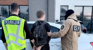 Тернопільські поліцейські спільно зі співробітниками СБУ затримали 19-річного студента за підозрою у підпалі двох автомобілів